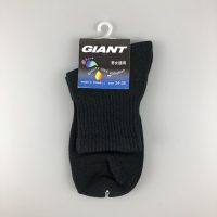 GIANT舒適中筒棉襪- 黑